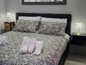 a bed with two pink towels sitting on it at Cà Fiamma 2 in Casale Monferrato