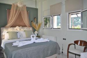 ein Schlafzimmer mit einem Bett, auf dem zwei Schwäne abgebildet sind in der Unterkunft Amalia's Maisonette in Marathos