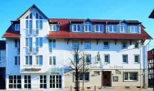 un gran edificio blanco con techo rojo en Göbels Hotel zum Löwen, en Friedewald