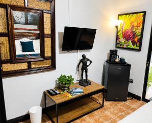 a living room with a table with a statue on it at Casa Olas in Quepos