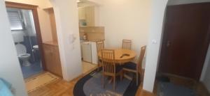 a small room with a table and a kitchen at Apartment Grandis in Škaljari