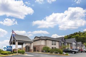 a view of a hotel with cars parked in a parking lot at Best Western Eagles Inn in Morehead