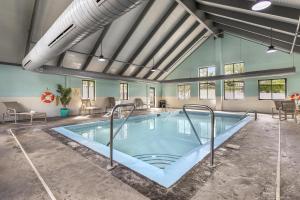 a large indoor swimming pool in a building at Best Western Eagles Inn in Morehead