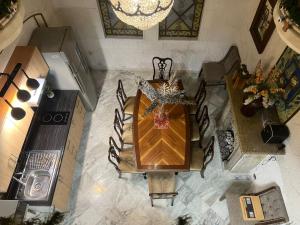 an overhead view of a dining room table and chairs at Habitación 4 Casa Minerva in Puebla