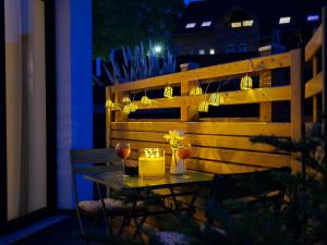 a table with two glasses of wine and candles at Erdgeschoss Juwel direkt hinter dem Markt I Terrasse & Parkplatz I ruhig & privat in Viersen