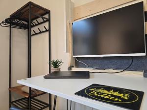 a desk with a tv on top of it at Erdgeschoss Juwel direkt hinter dem Markt I Terrasse & Parkplatz I ruhig & privat in Viersen