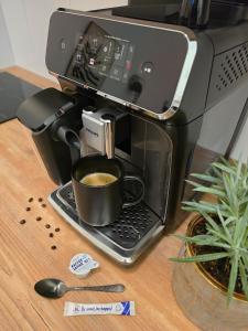 a coffee maker with a cup of coffee on a table at Erdgeschoss Juwel direkt hinter dem Markt I Terrasse & Parkplatz I ruhig & privat in Viersen