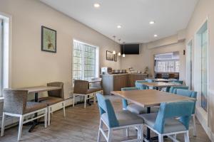 a dining room with tables and chairs at Best Western Plus Pioneer Park Inn in Fairbanks