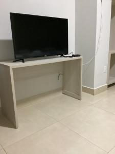 a flat screen tv sitting on a tv stand at Kuri Hotel in Padre Bernardo