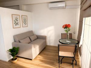 a living room with a couch and a table at Loft y Parking Centro de Melipilla in Melipilla