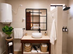 a bathroom with a sink and a mirror at Loft y Parking Centro de Melipilla in Melipilla