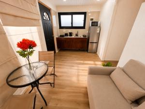a living room with a couch and a table at Loft y Parking Centro de Melipilla in Melipilla