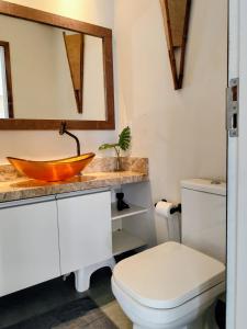 a bathroom with a bowl sink and a toilet at 8 Apartamentos em Condomínio Fechado c/portaria presencial 24 hs à Beira mar na Praia do Tombo no Guarujá in Guarujá +38 photos