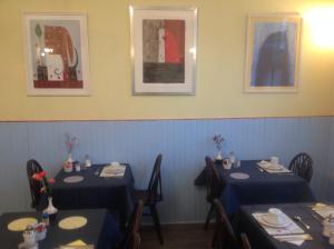 A restaurant or other place to eat at Cleasewood Guest House 