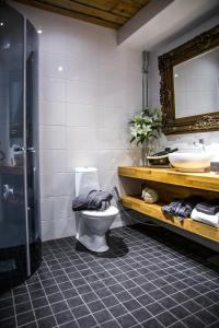 Koupelna v ubytování Boutique Hotel Mustaparta + 28 fotografií