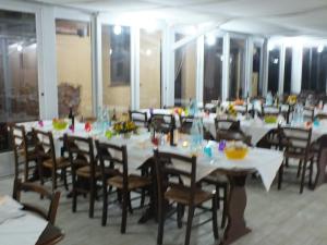 Reštaurácia alebo iné gastronomické zariadenie v ubytovaní Agriturismo San Martino