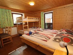 a bedroom with two bunk beds in a cabin at Bergheimat L in Huben