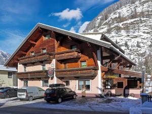 a ski lodge with cars parked in front of it at Bergheimat L in Huben