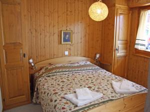 - une chambre avec un lit et des serviettes dans l'établissement Etoile du Sud 108, à Verbier