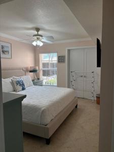 a bedroom with a bed and a ceiling fan at Waves, Sun & Relaxation Retreat in Clearwater Beach