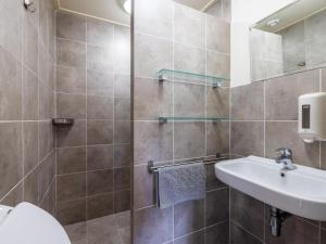 a bathroom with a toilet and a sink at Wellnesshuisje Kalheupink in Oldenzaal +54 photos