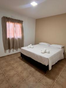 a bedroom with a bed with two towels on it at Lihuel 1 AG in Alta Gracia