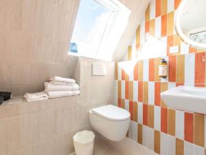 ein Badezimmer mit Toilette und Waschbecken in der Unterkunft Mercure Paris Montparnasse Raspail in Paris