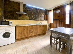 a kitchen with a sink and a washing machine at Alojamiento rural cerca de Bilbao in Basauri