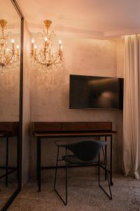 ein Esszimmer mit einem Tisch und einem Kronleuchter in der Unterkunft Unique Boutique Hotel Antibes Juan-les-Pins in Juan-les-Pins