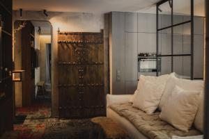 ein Wohnzimmer mit einer Couch und einer Holztür in der Unterkunft Unique Boutique Hotel Antibes Juan-les-Pins in Juan-les-Pins