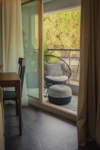 ein Zimmer mit Fenster, mit einem Stuhl und einem Tisch in der Unterkunft Unique Boutique Hotel Antibes Juan-les-Pins in Juan-les-Pins + 78 Fotos