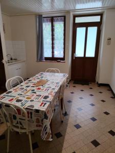a room with a table and chairs and a window at L'Annexe - Bis in Chalindrey +6 photos