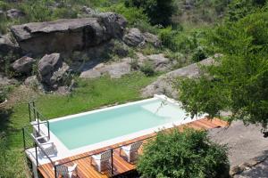 an overhead view of a swimming pool in a yard at Paititi Loft - Solo Adultos in Villa Carlos Paz