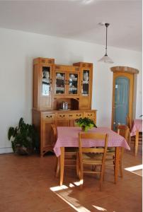 een keuken met een tafel en houten kasten bij Agriturismo Sartori Terenzio in Quinto Vicentino