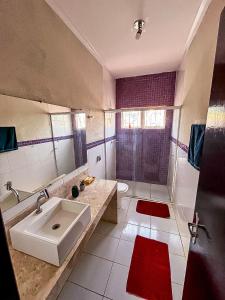 a large bathroom with a sink and a shower at Casa Shanti - conforto e tranquilidade. in Dourados +37 photos
