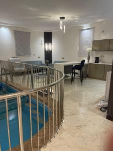 a living room and kitchen with a pool in the middle at شالية الفهد in As Sayl al Kabīr