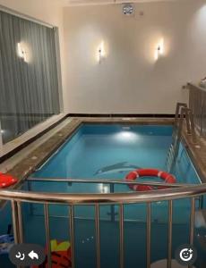 a indoor swimming pool in a building at شالية الفهد in As Sayl al Kabīr