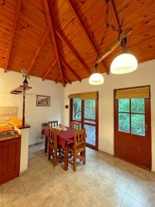 a kitchen and dining room with a wooden ceiling at Victoria Cabañas in Tigre