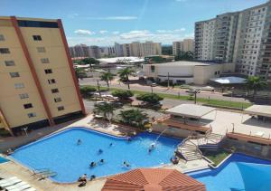 an overhead view of a large swimming pool in a city at Caldas novas - Parque das Água Quentes - Conforto e lazer completo -Edi Locações in Caldas Novas