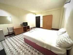 ein Hotelzimmer mit Bett und Flachbildfernseher in der Unterkunft Khamsrithongchai hotel in Mukdahan