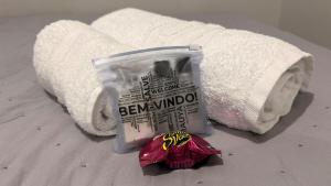a packet of bathroom cleaner next to a towel at LOFT 02 · Loft127-02 Compacto, equipado, ótima localização in Itajaí