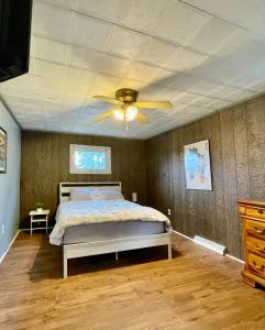 a bedroom with a bed and a ceiling fan at Xuan Pine House in Altoona