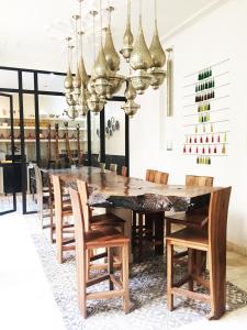 - une salle à manger avec une table et des chaises en bois dans l'établissement Riad 144, à Marrakech