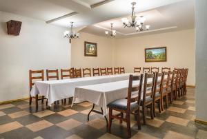 a dining room with a white table and chairs at Hotel Boutique Grand Mayes in Pátzcuaro