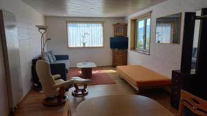 ein Wohnzimmer mit Sofa und Sessel in der Unterkunft Panoramaplatz in Ried-Brig