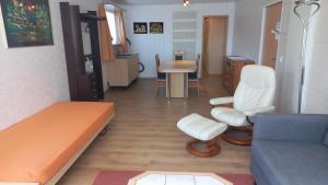 ein Zimmer mit einem Bett, einem Tisch und Stühlen in der Unterkunft Panoramaplatz in Ried-Brig