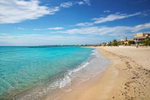 a view of a beach with the ocean at Luxury Beach Room in Frontignan +13 photos