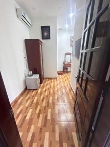 an empty room with a wooden floor and a door at Khách sạn Phương Danh in Phú Tài (1)