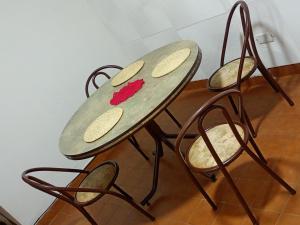 a table and four chairs with a red spot on it at Lindo recuerdos in Posadas