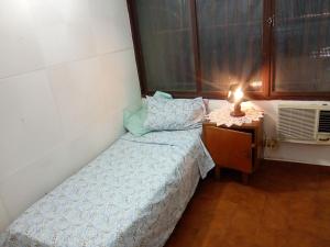 a small bedroom with a bed and a night stand at Lindo recuerdos in Posadas